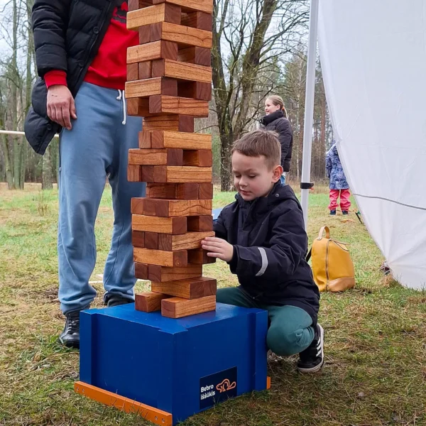 Žygyje žaidžiama Jenga XXL